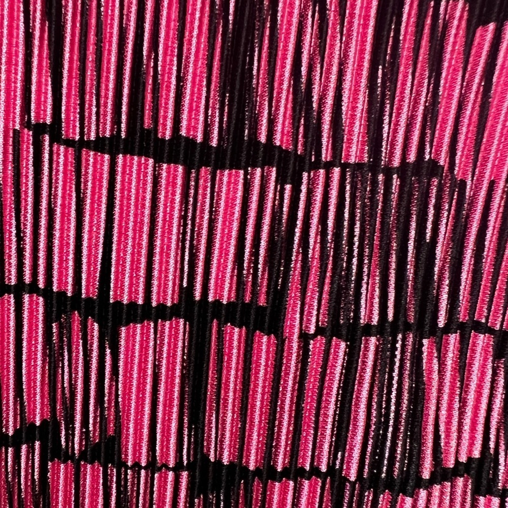 PLISSE BOLD PINK & BLACK PERMANENTLY PLEATED TEXTURE GEOMETRIC PATTERN.
SIZE XL - Picture 5 of 7